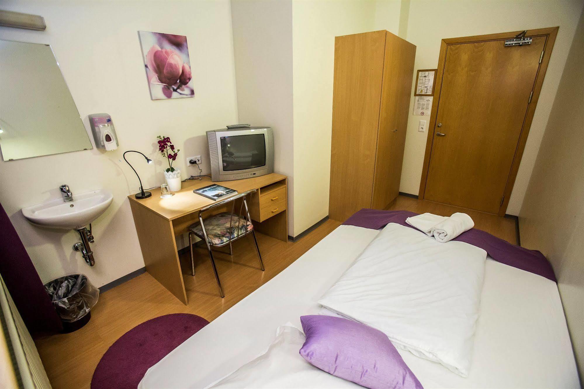 Hostel Capital-inn *