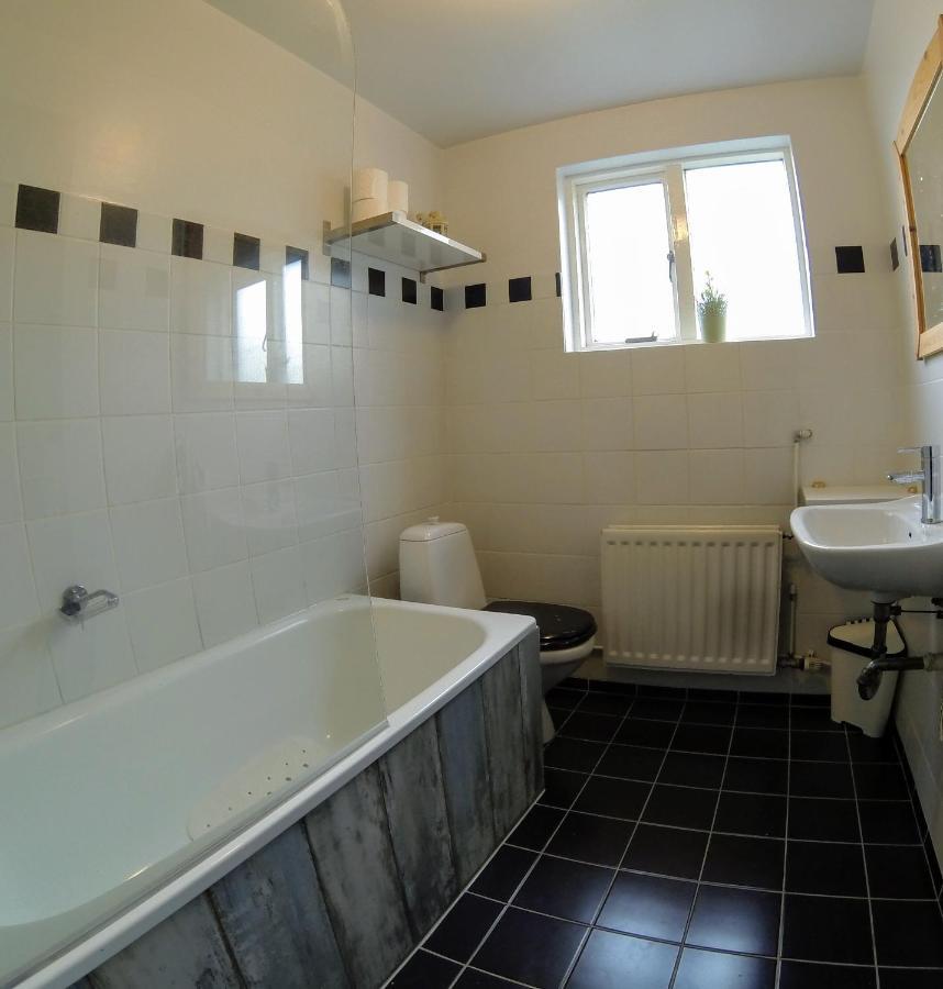 Skjolbraut - Cozy - Location - Free Parking - Close To A Public Swimming Pool And Sky Lagoon Apartment *