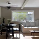 Comfortable And Stylish Apartment In Quiet Area Downtown
