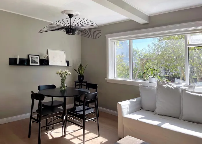 Comfortable And Stylish Apartment In Quiet Area Downtown