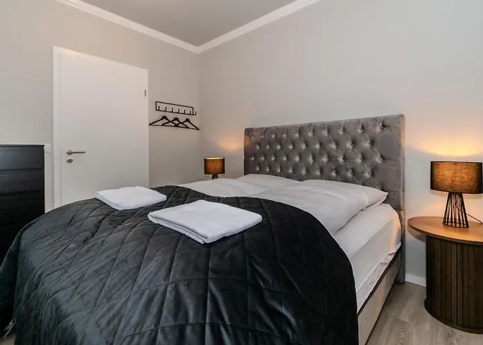 Framnesvegur - Two Bedroom Central Apartment