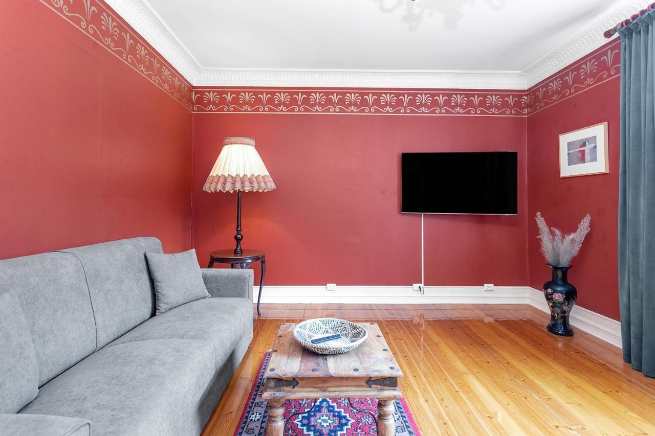 Charming - Amazing Downtown Location Apartment *
