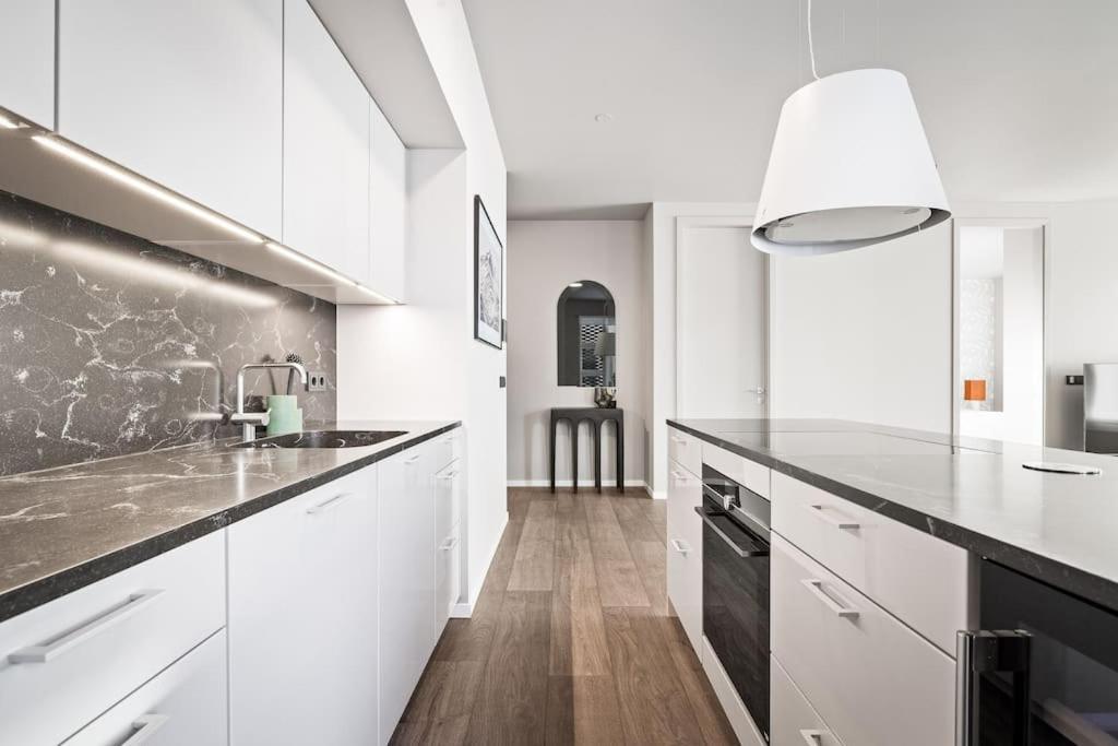 Private Lux 2br & 2ba Center With Free Parking *
