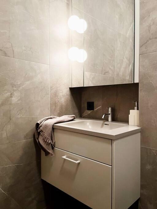 Private Lux 2br & 2ba Center With Free Parking Apartment Reykjavik