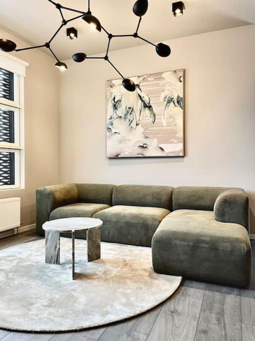 Private Lux 2br & 2ba Center With Free Parking Apartment *