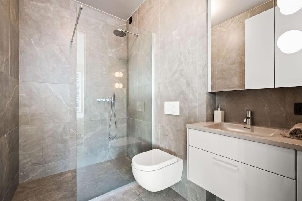 Private Lux 2br & 2ba Center With Free Parking