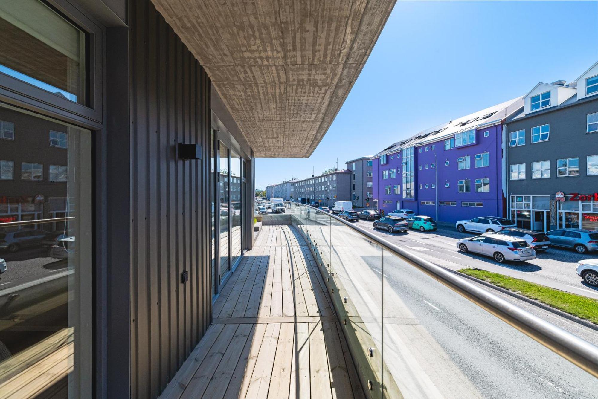 Your Perfect Oasis With Large Porch & Scenic Views * Reykjavik
