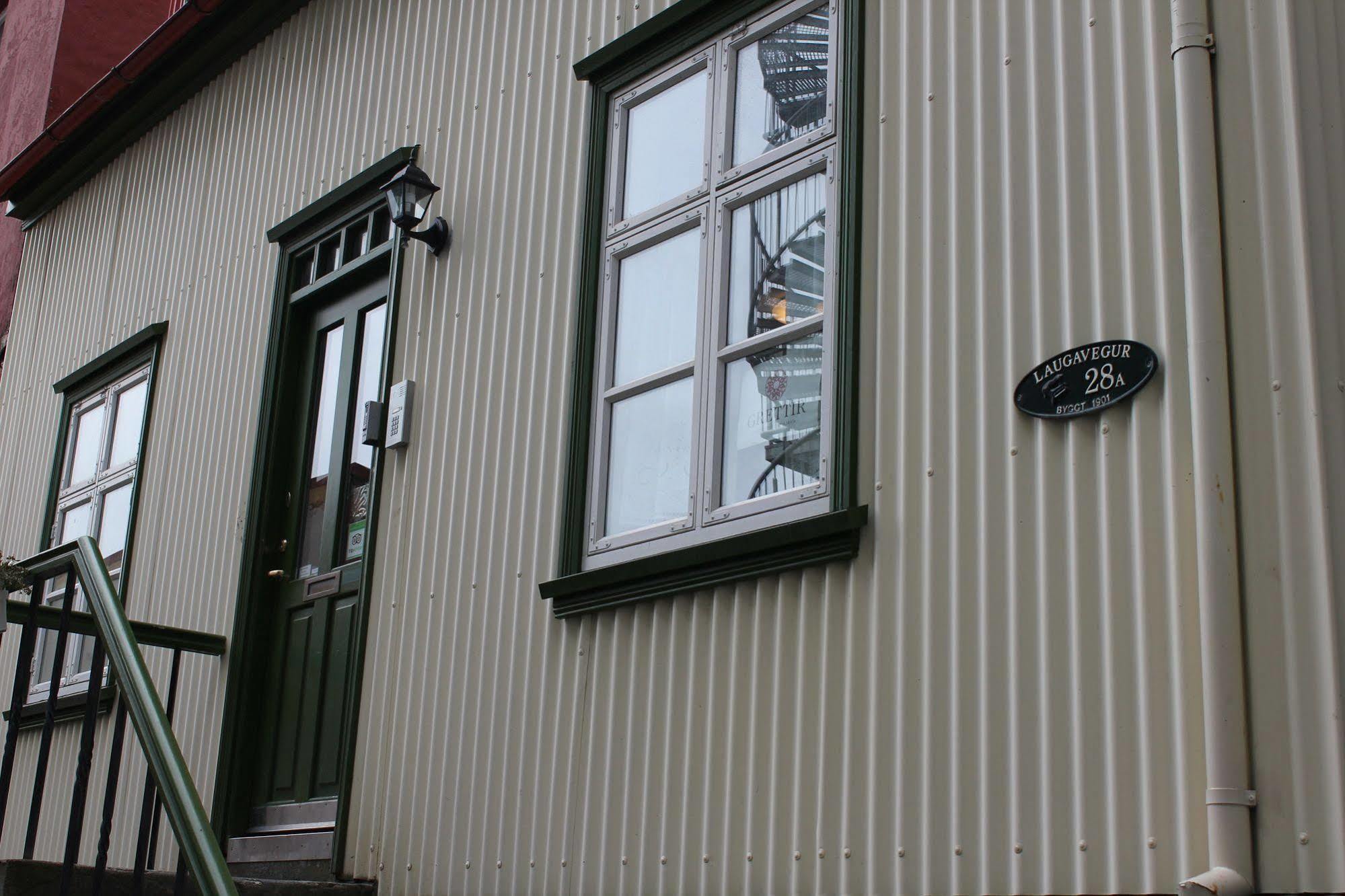 Guest house Grettir 2*