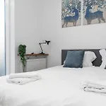 Bright Apartment In The Heart Of The City!
