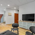 Bright Apartment In The Heart Of The City!