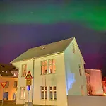 Enjoy Reykjavik Yellow Door Apartment