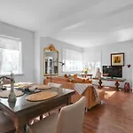 Charming Downtown Apartment - Perfect Location
