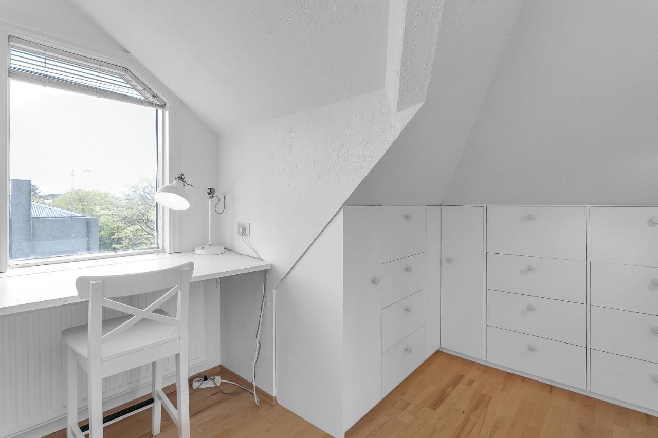 Lovely 2 Bedroom - Quiet Neighborhood *