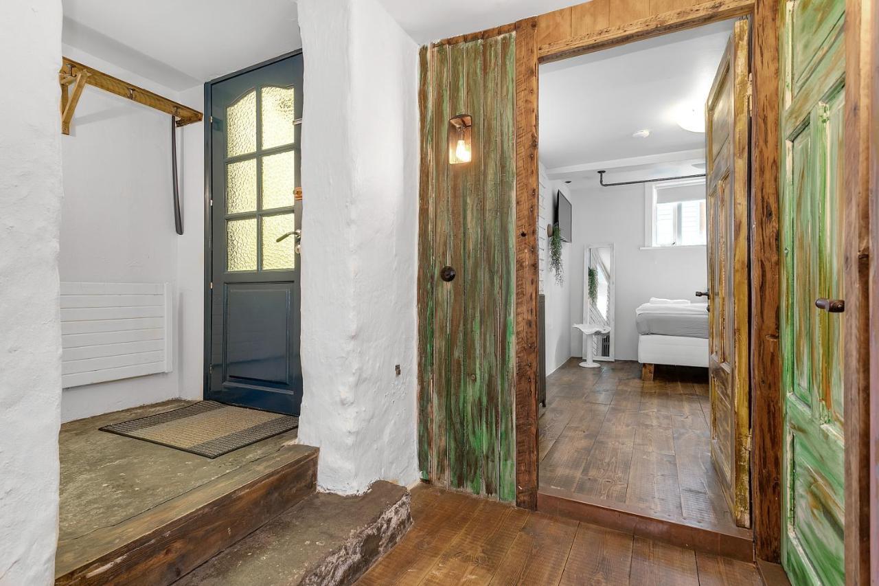 Rustic Retreat In The Center Of Apartment *