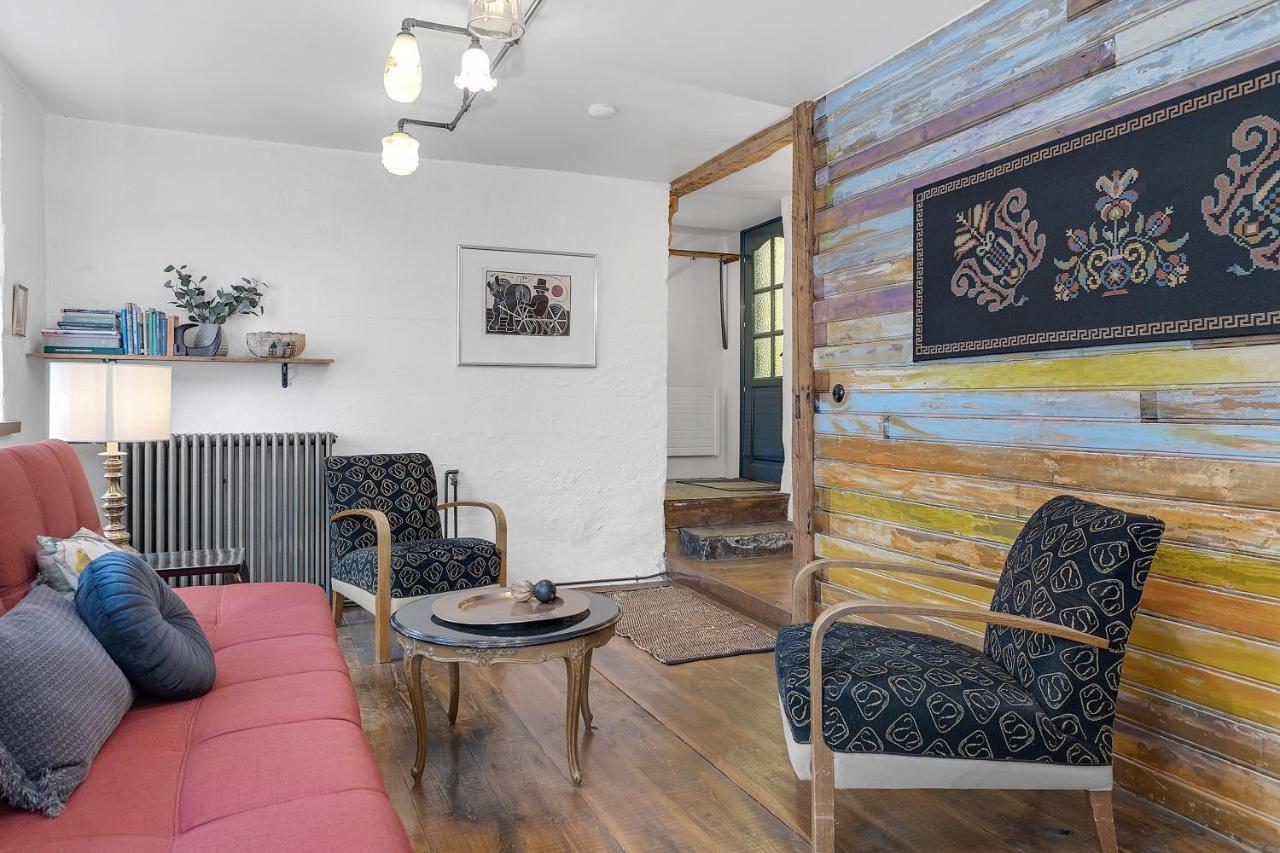 Rustic Retreat In The Center Of Apartment *