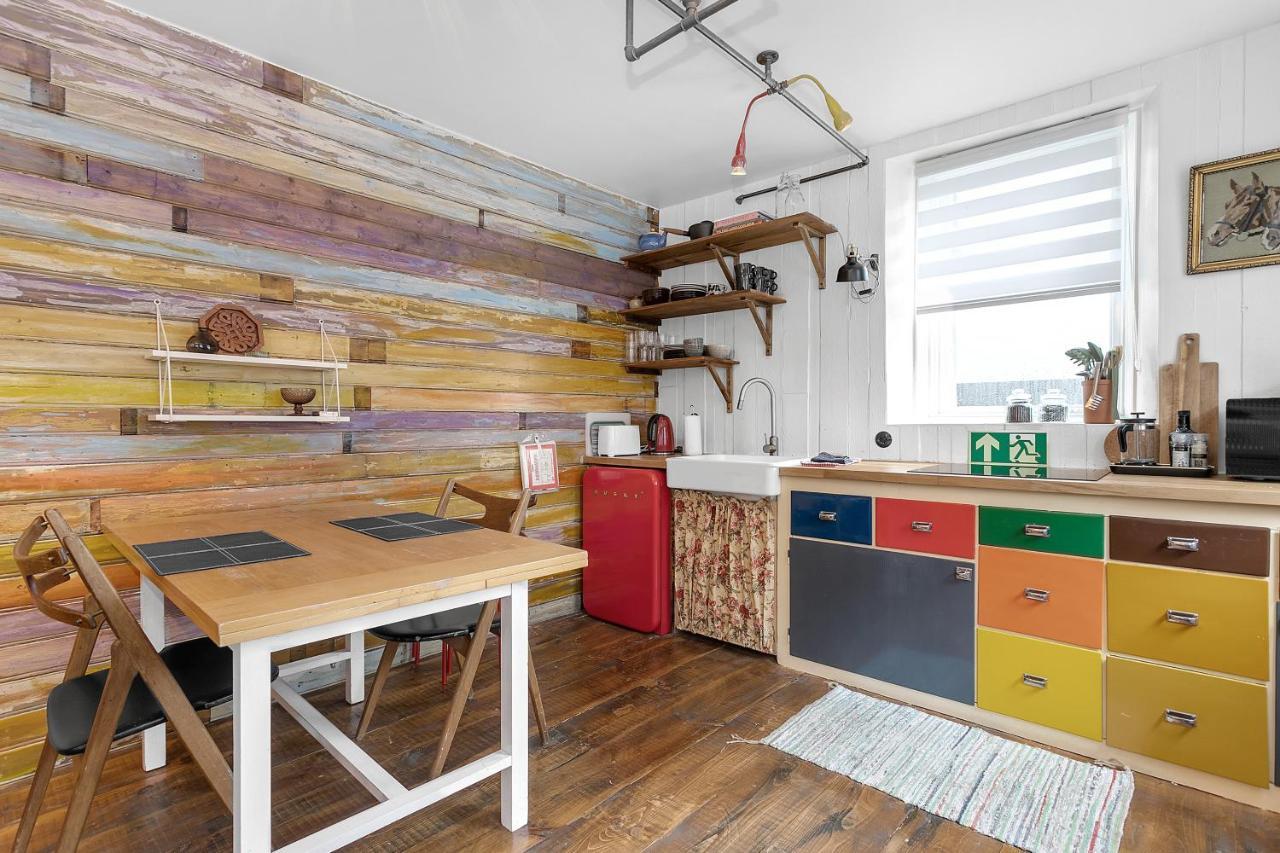 Rustic Retreat In The Center Of *