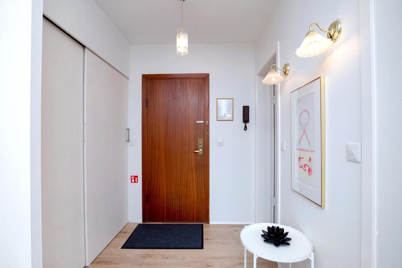 View, Bright & Cozy - Free Parking