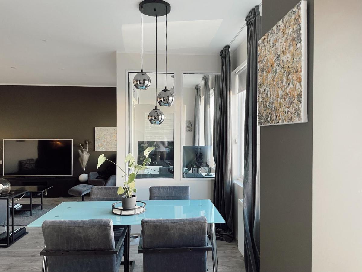 Centrally Located, Comfy, And Spacious Apartment. *