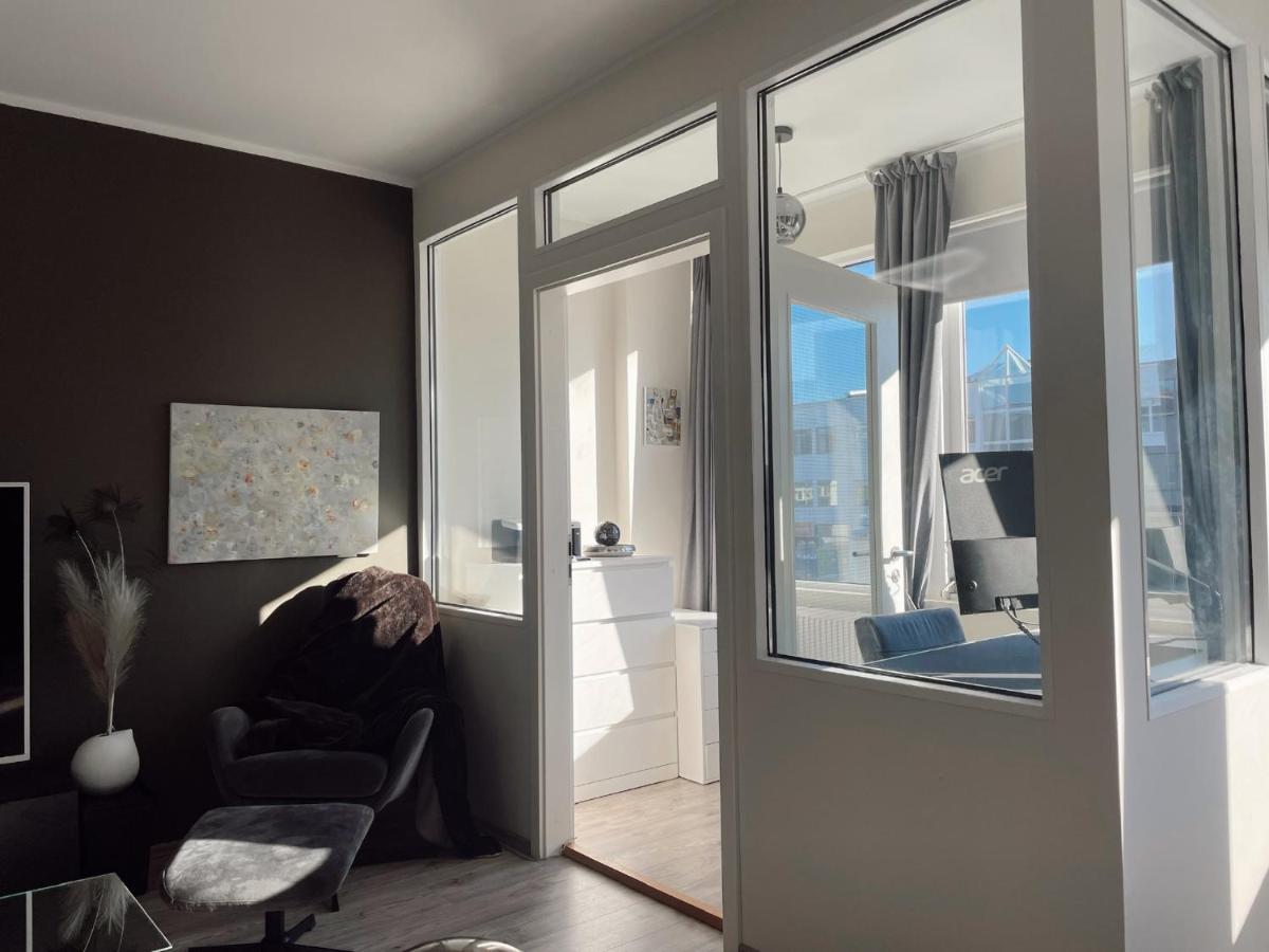 Centrally Located, Comfy, And Spacious Apartment. Apartment *