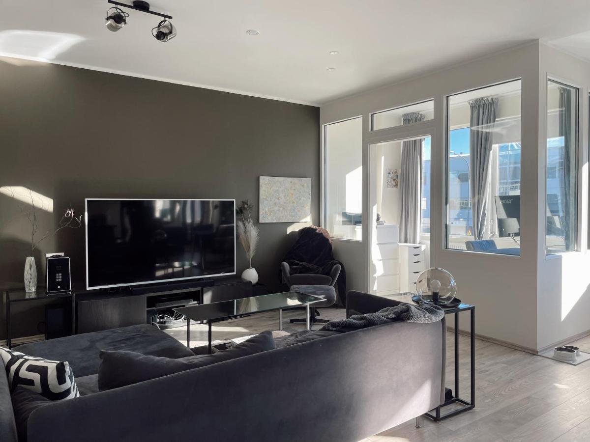 Apartment Centrally Located, Comfy, And Spacious Apartment.