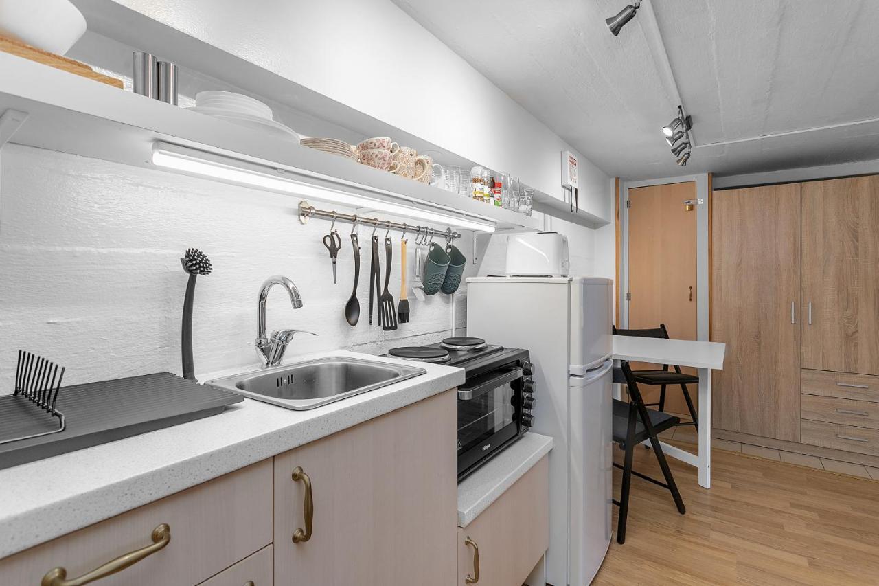 Apartamento Lara Studio: Laugardalur Valley Retreat With Private Entrance And Parking