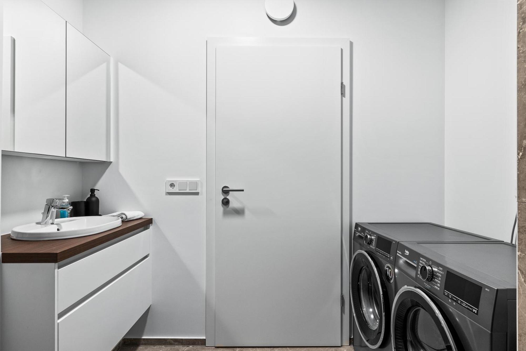 Unwind In Luxury Steps From Smaralind Mall Reykjavík