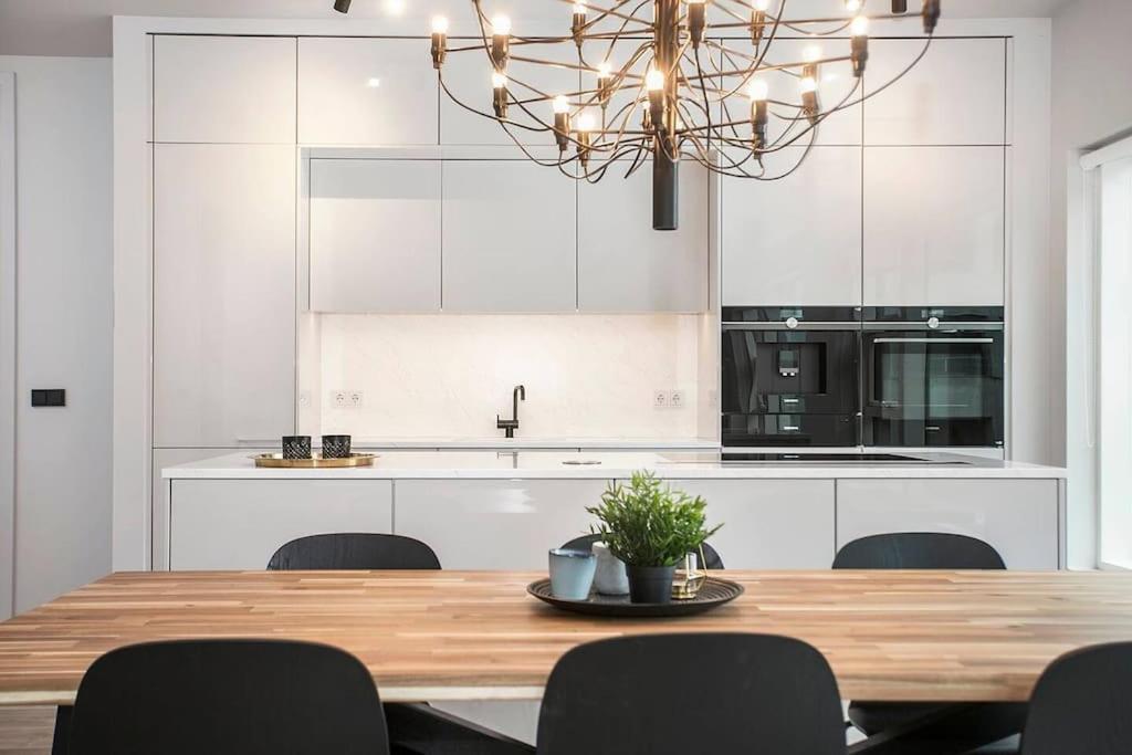 Modern Lux Retreat With 2br&2ba Heart Of The City *