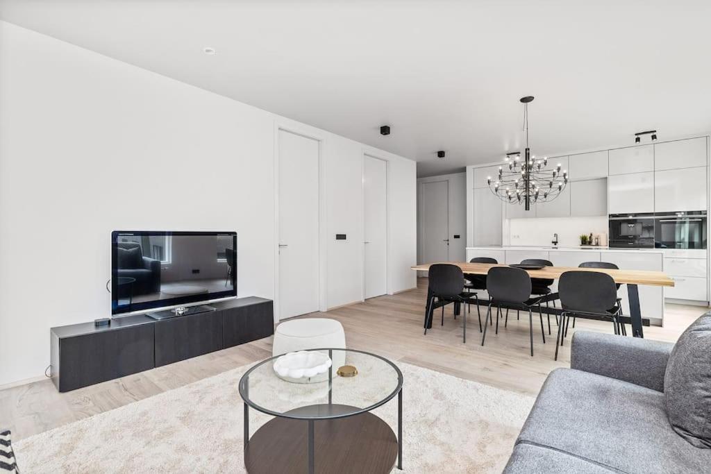 Modern Lux Retreat With 2br&2ba Heart Of The City