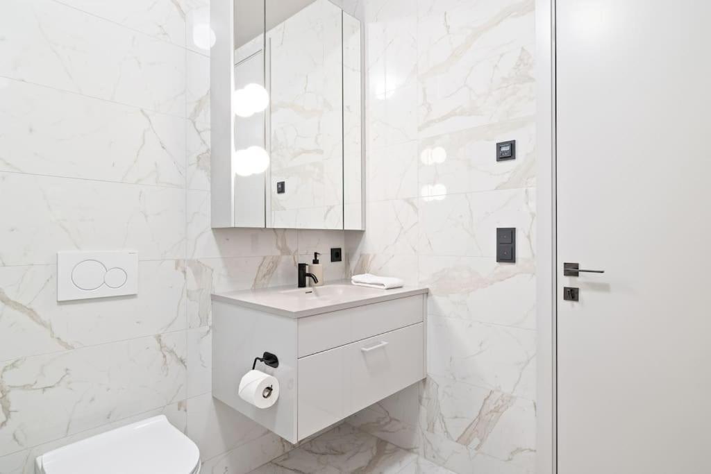 Modern Lux Retreat With 2br&2ba Heart Of The City *