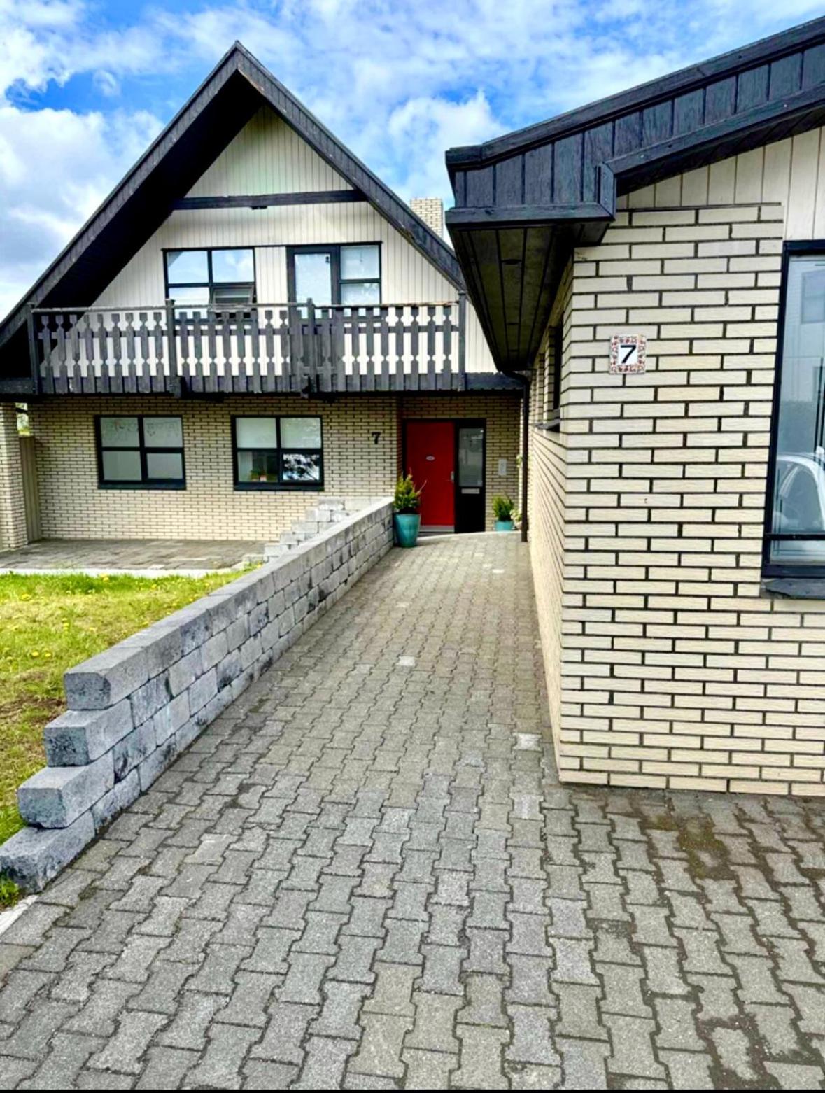 Luxurious House With Hot & Cold Tub Villa Reykjavik