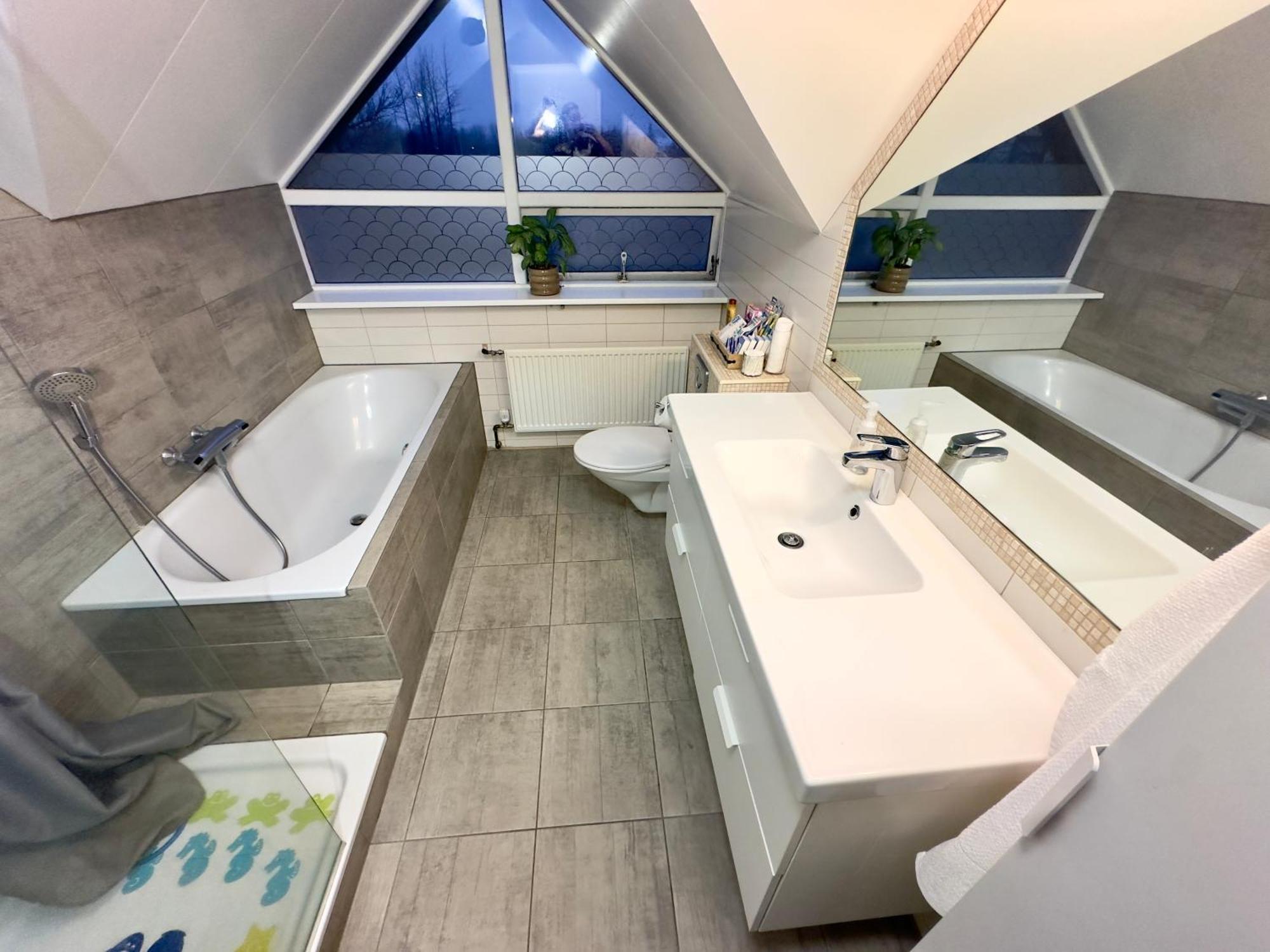 Luxurious House With Hot & Cold Tub * Reykjavik