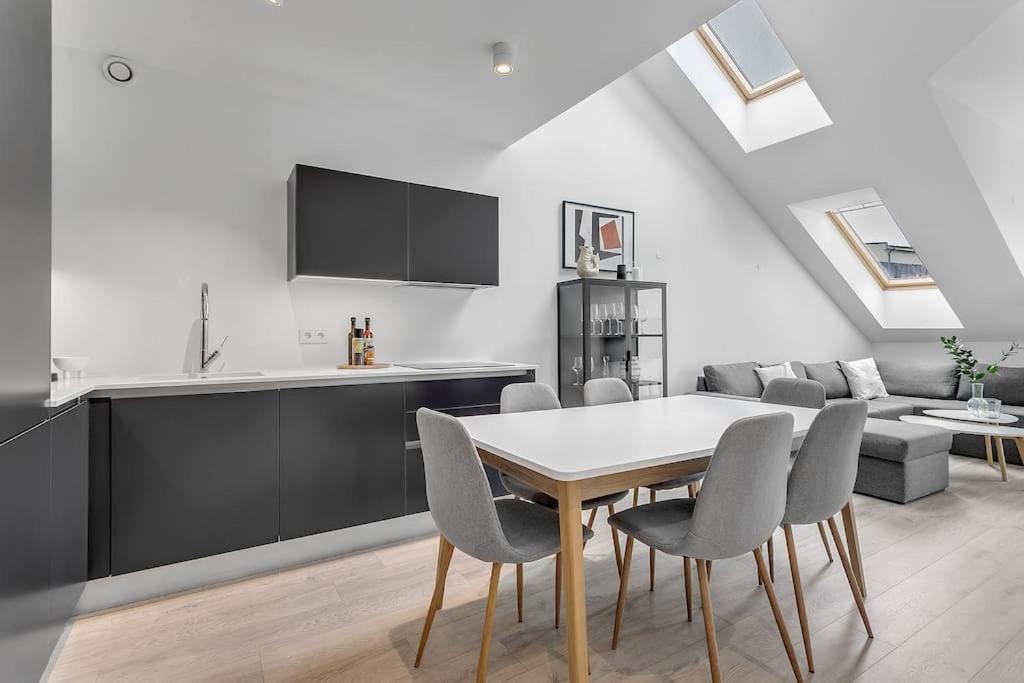 Luxury Nest 2b, 1b-heart Of Downtown-free Parking