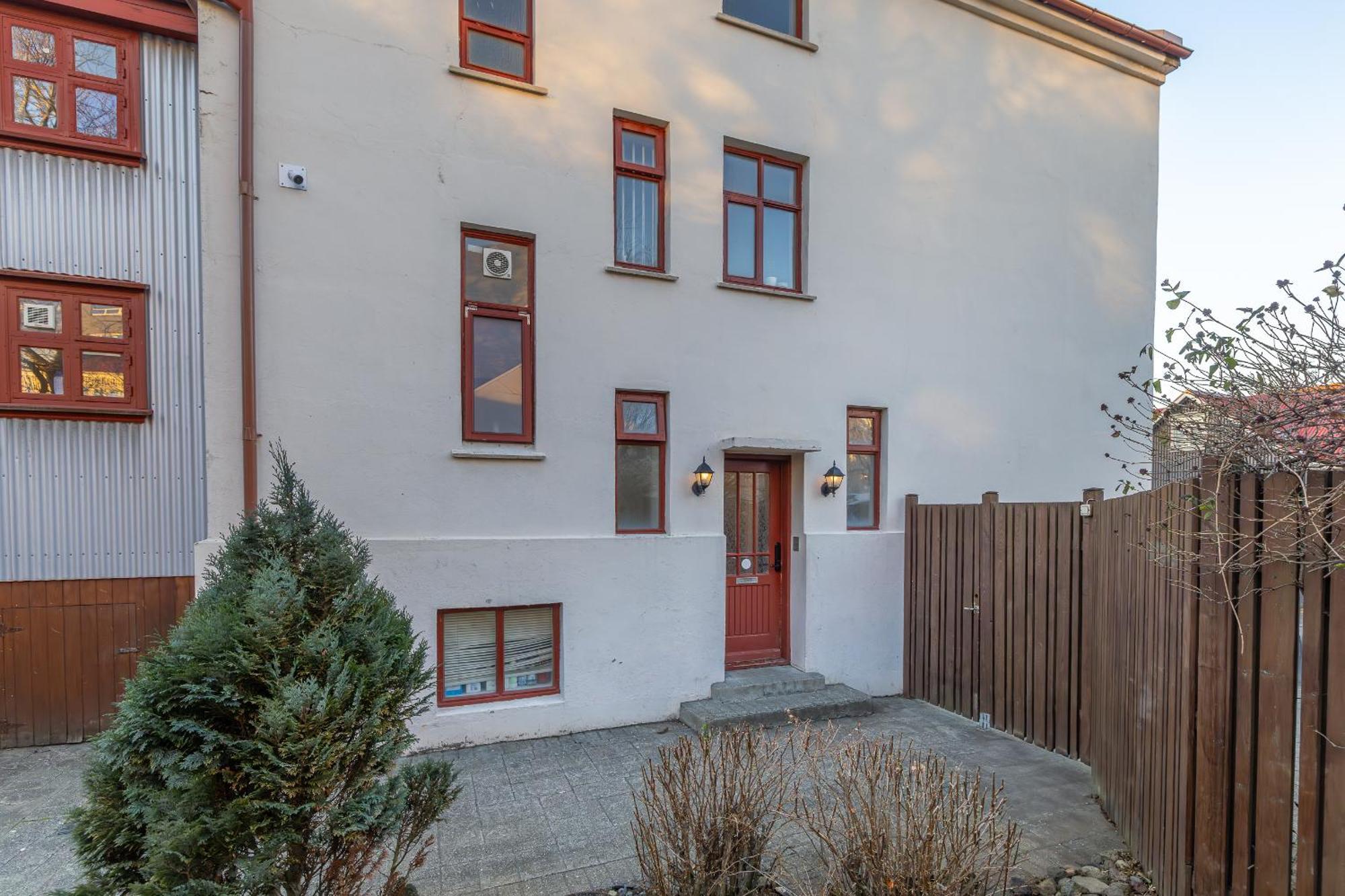 Guest house Baldursbra Laufasvegur 2*