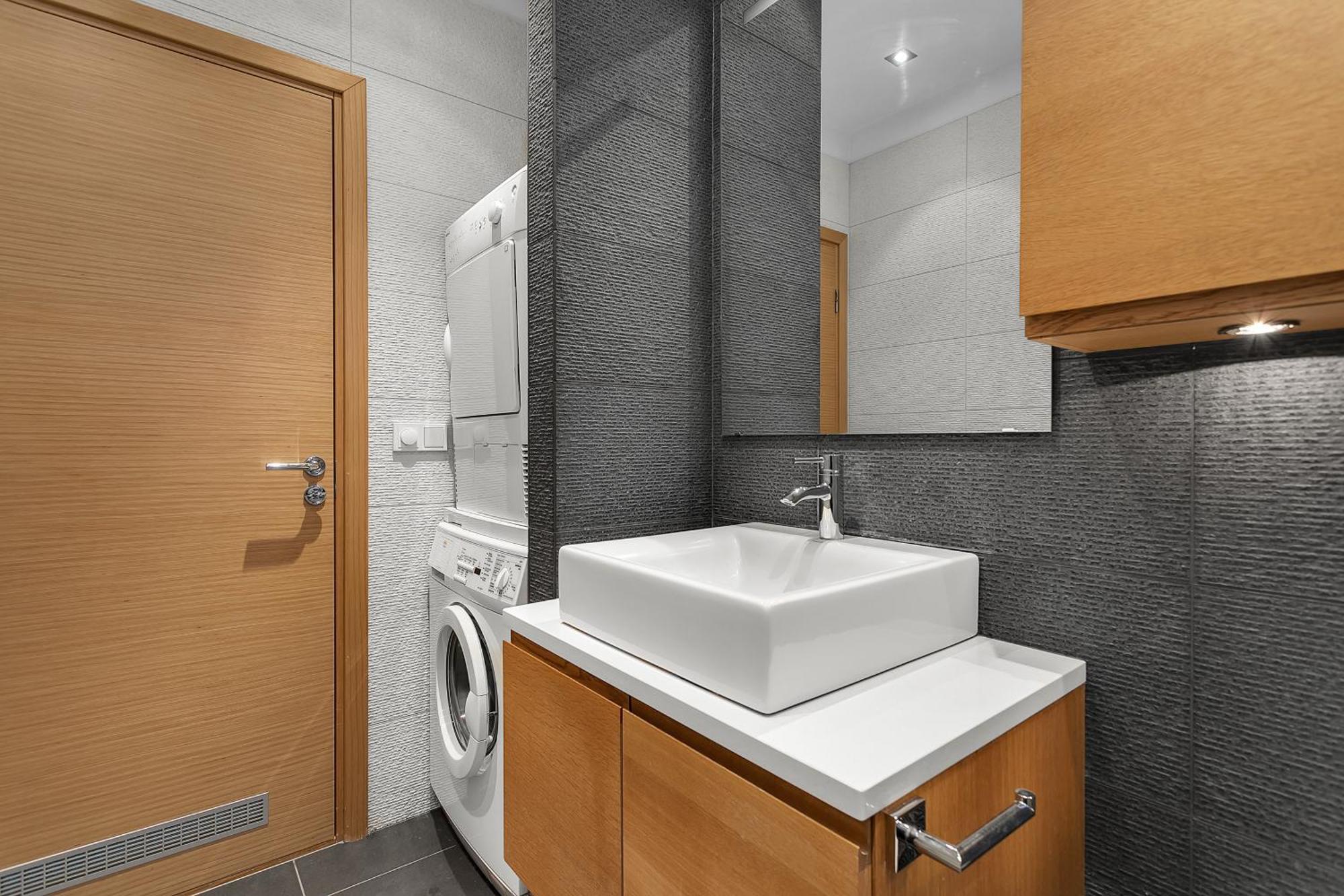 Centrally Located Modern 1br