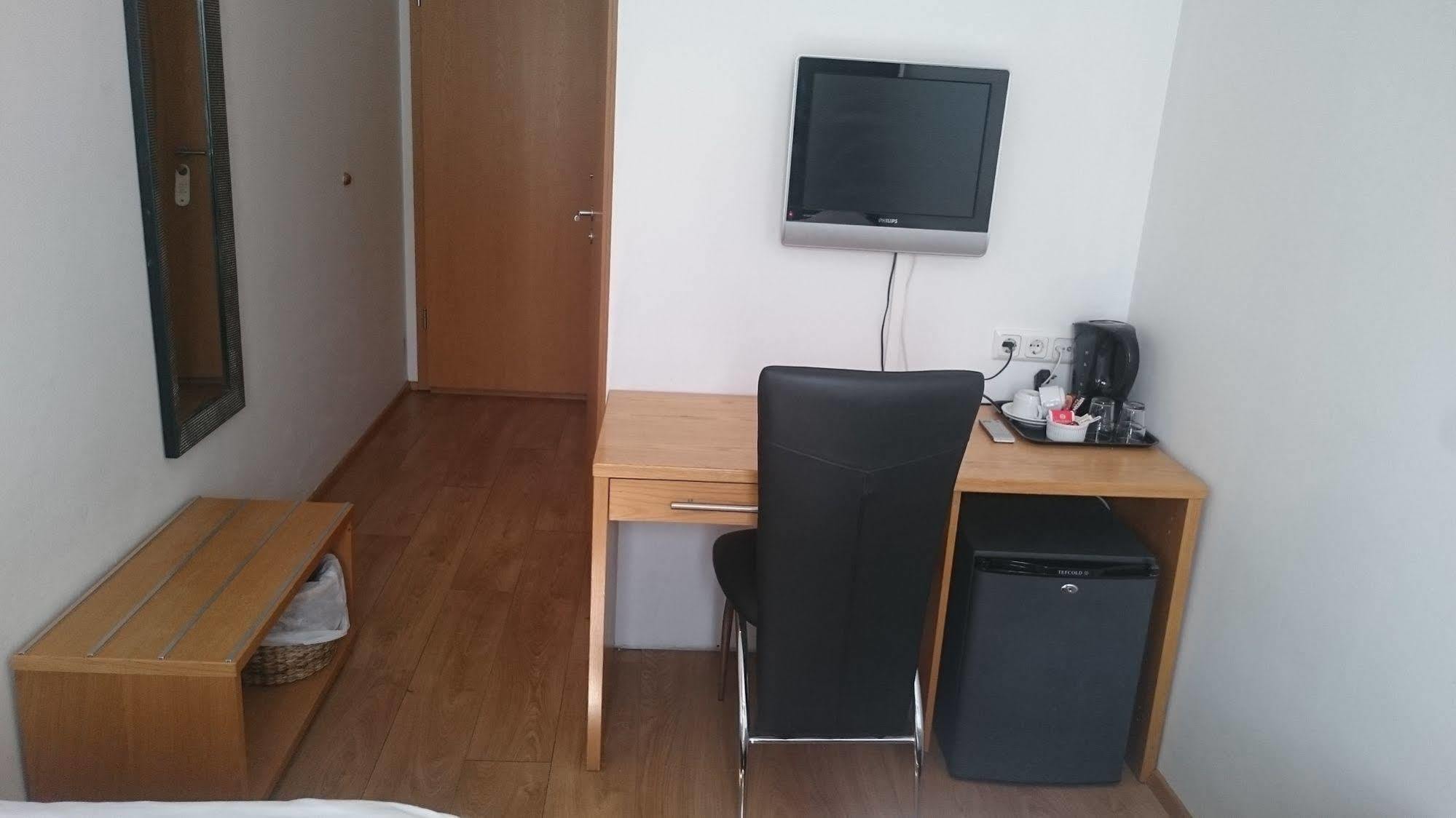 4th Floor 3*
