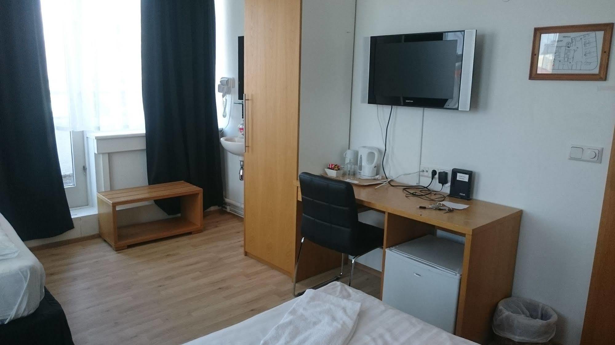 4th Floor 3*